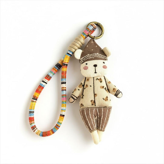 AKChome　刺繍熊 ぬいぐるみ キーホルダー　韓国風布製 ハンドメイド風｜にんじん刺繍｜カラフルストラップ付き｜バッグチャーム プレゼント